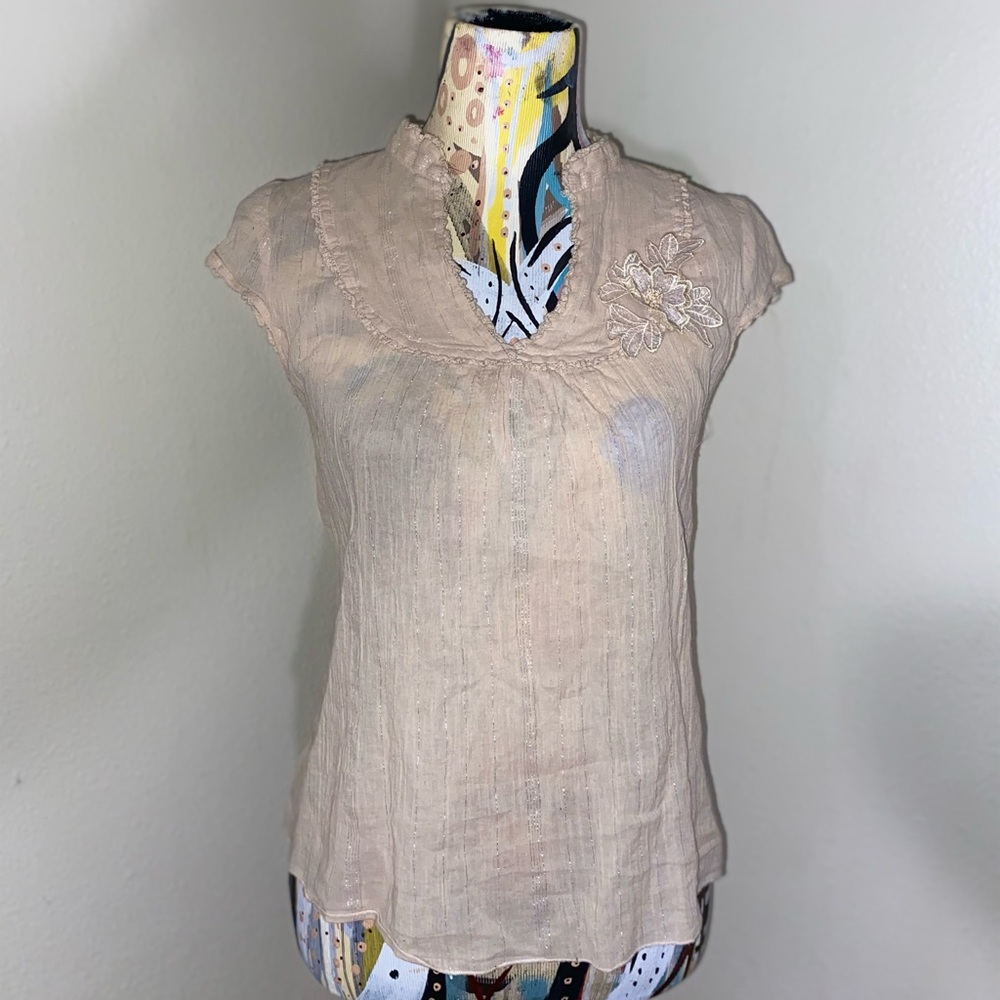Gadzooks Y2K tan sheer top w/ flower. Size: women’s large.